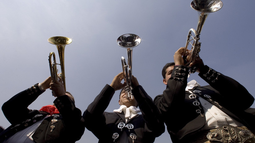 México: Contrata a mariachis para que le canten a su esposa y uno de ellos descubre que es su novia