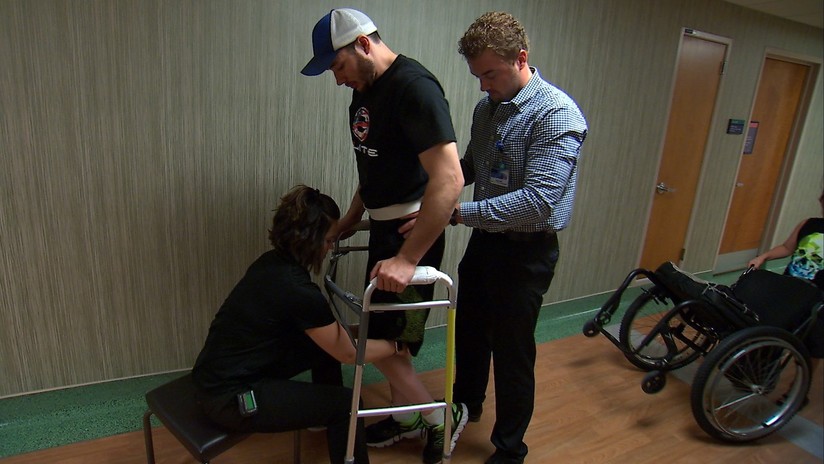 VIDEO: Parapléjicos logran caminar tras la implantación de electrodos en la columna vertebral