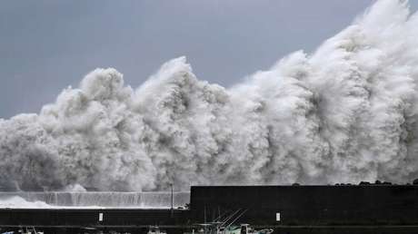 El tifón más fuerte de los últimos 25 años: Un buque cisterna se estrella contra un puente en Japón