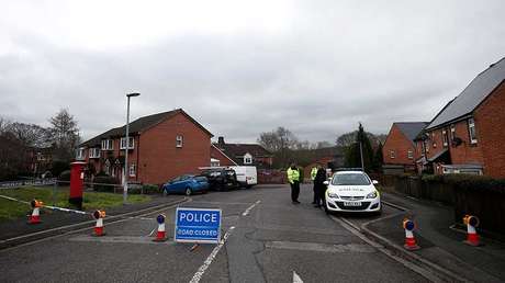 Policías hacen guardia cerca del domicilio de Serguéi Skripal en Salisbury, Reino Unido, el 11 de marzo del 2018.
