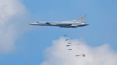 Bombarderos rusos Tu-22M3 atacan objetivos potenciales durante las maniobras sin precedentes
