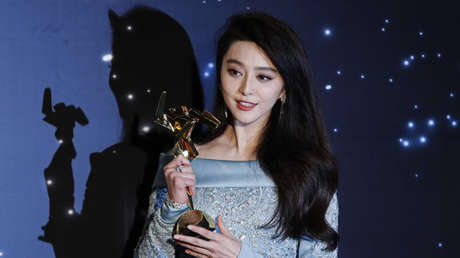 La actriz china Fan Bingbing posa después de ganar el premio a la mejor actriz de los Asian Film Awards en Hong Kong, el 21 de marzo de 2017.