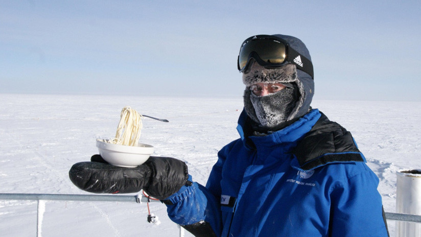 FOTO: Así quedan unos fideos tras sacarlos al exterior de una estación antártica a -60 °C