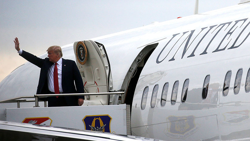 ¿Era papel higiénico? Trump sube al avión con algo pegado a su zapato y las redes estallan (VIDEO)