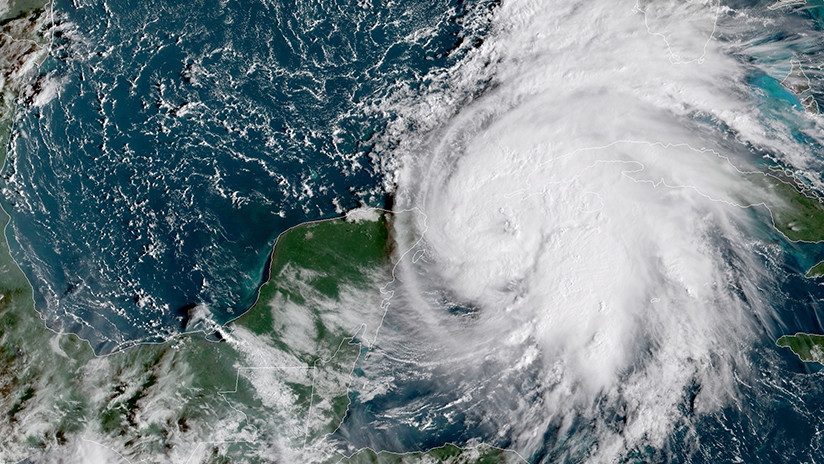 Michael se convierte en huracán y amenaza a Cuba y México camino de EE.UU.