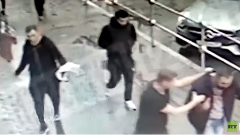 Dos futbolistas rusos golpean a un funcionario con una silla y atacan a un automovilista