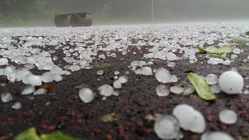 VIDEO: Camarógrafo resulta herido por "piedras gigantes" que caían del cielo mientras graba tormenta