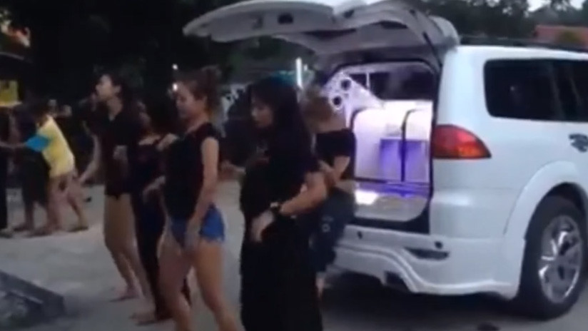 VIDEO: Bailan durante la ceremonia de cremación de su amiga para que su alma vaya al cielo