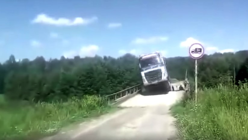 VIDEO: Un camión ignora el límite de carga y trata de pasar por un puente de madera