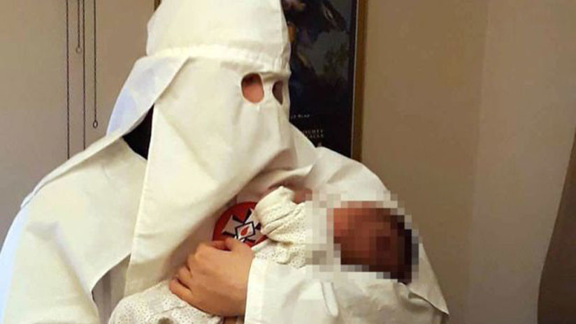 Con ropa del Ku Klux Klan y su hijo Adolf: Así es la pareja neonazi juzgada en Reino Unido (FOTOS)
