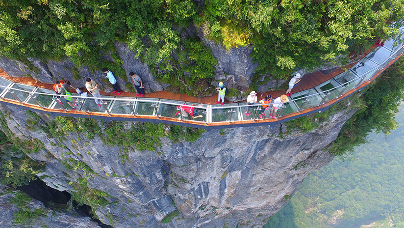 VIDEO: Se rompe un panel del puente colgante de cristal en China, famoso por sus grietas falsas