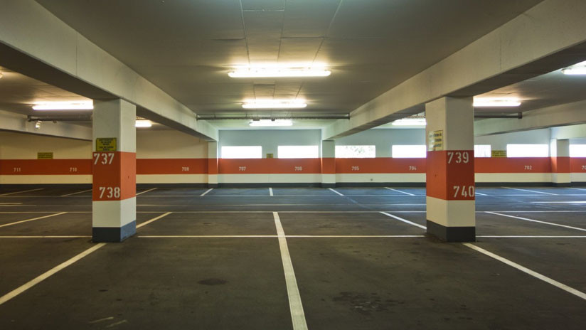 Hombre agrede a dos mujeres por ganarle el estacionamiento