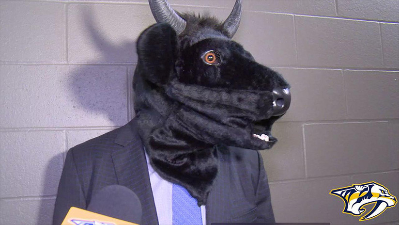 VIDEO: Un entrenador de hockey da una rueda de prensa con una mÃ¡scara de toro 