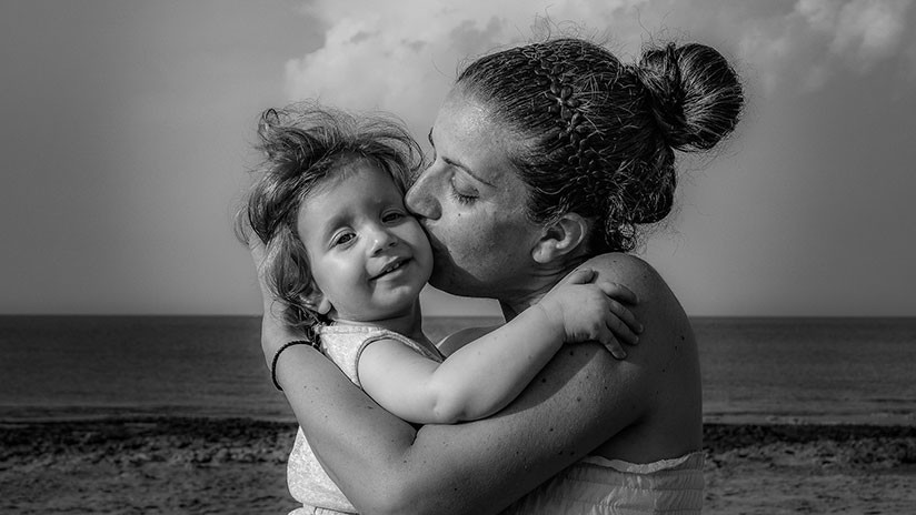 "Mi papá es un malvado": Niña de 6 años salva a su mamá de un abuso doméstico "satánico"