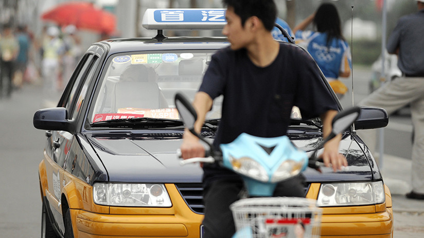 FOTO: Suspenden a un "exquisito" taxista chino por usar una mascarilla facial en plena ruta