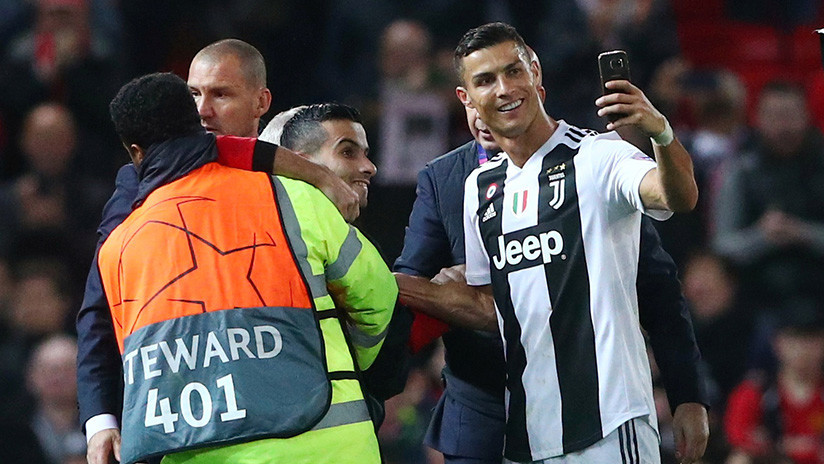 FOTO: Cristiano Ronaldo se toma un 'selfie' con un aficionado, pero se coló un invitado inesperado