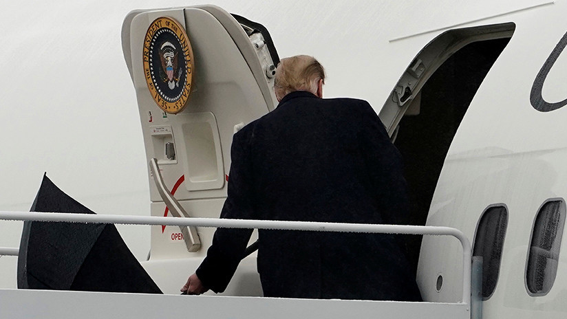 "No sabe cerrar el paraguas": Trump lo deja caer al entrar al avión y la Red no lo perdona (VIDEO)