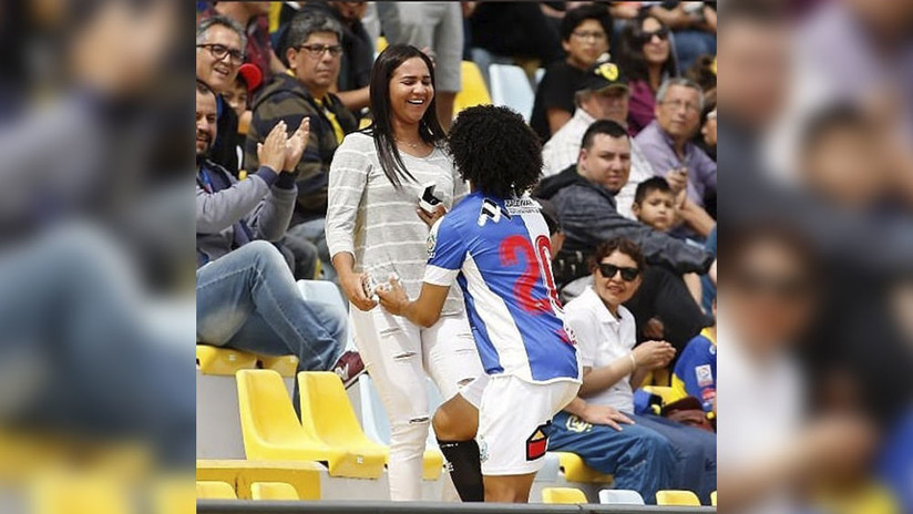 VIDEO: Un futbolista anota, pide matrimonio a su novia y recibe una amarilla