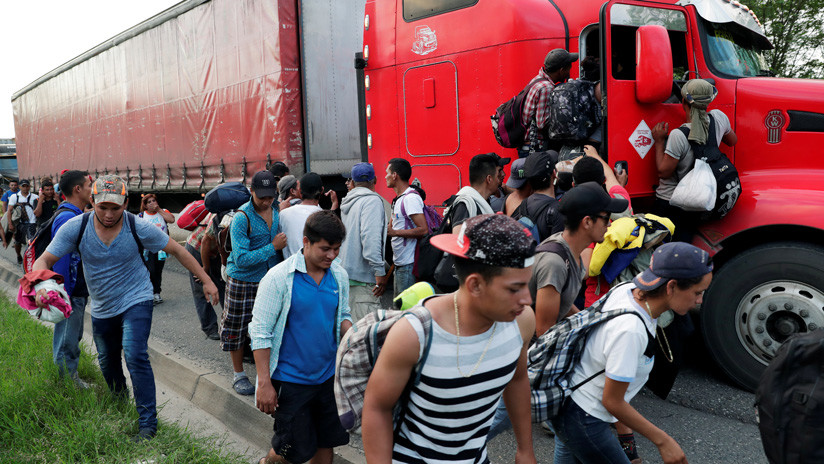 Los migrantes han pedido ayudada para transportarse a camiones de carga. 24 de octubre de 2018. / Luis Echeverria / Reuters