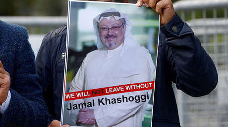 Un manifestante sostiene la foto del periodista saudita Jamal Khashoggi, Estambul, Turquía, 5 de octubre de 2018.