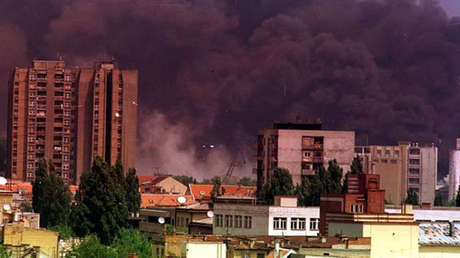 Consecuencias del bombardeo de la OTAN, Novi Sad, antigua Yugoslavia (hoy Serbia), 1999.