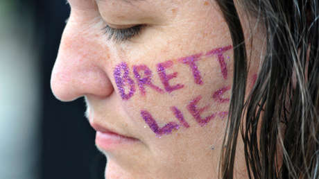 Una mujer protesta contra la confirmación del nombramiento de Brett Kavanaugh para la Corte Suprema, Washington, EE.UU., 6 de octubre de 2018.