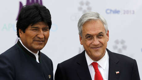 El presidente boliviano, Evo Morales, con el mandatario chileno, Sebastián Piñera, en una cumbre de CELAC-UE en Santiago, Chile, el 26 de enero de 2013.