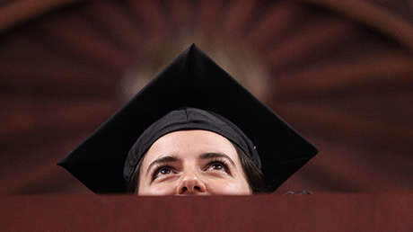 Graduada en la Universidad del Nordeste, Boston, Massachusetts, EE.UU..
