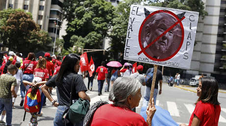 Una mujer sostiene una pancarta con la cara del presidente de EE.UU., Donald Trump, durante un mitin en Caracas (Venezuela), el 11 de septiembre de 2018.  