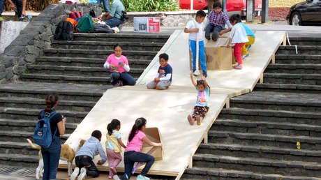 Niños y niñas de la alcaldía de Milpa Alta disfrutan de los juegos que ellos mismos construyeron.