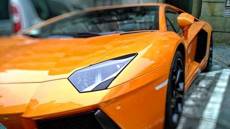 VIDEO: Un hombre pide la mano a una joven comprándole un Lamborghini y ella lo rechaza