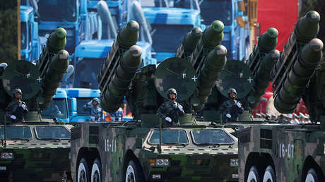 Camiones lanzacohetes del Ejército Popular de Liberación de China durante un desfile militar en la Plaza de Tiananmén, Pekín, el 1 de octubre de 2009