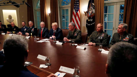 El presidente estadounidense, Donald Trump, en una reunión con militares de alto rango en la Casa Blanca, el 23 de octubre de 2018.