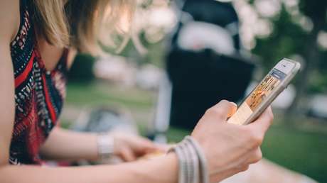 VIDEO: Usa el teléfono móvil sin parar y se le paralizan los dedos