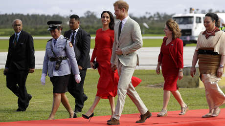 Meghan Markle deja colgar una etiqueta de su vestido de gala y los internautas no pierden detalle