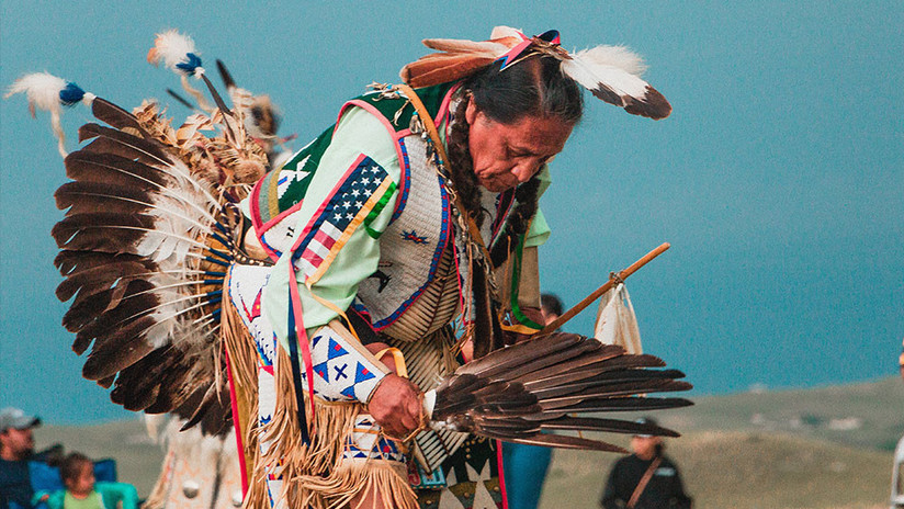 VIDEO: Impiden entrar a la Corte Suprema de EE.UU. a lÃder tribal por llevar un tocado tradicional