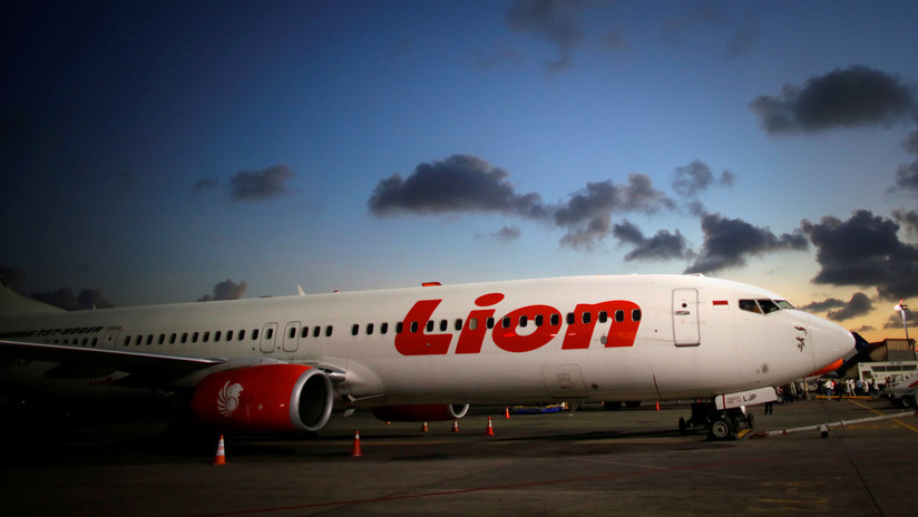 VIDEO Un avión de Lion Air impacta contra un poste de luz justo antes de despegar con 145 pasajeros