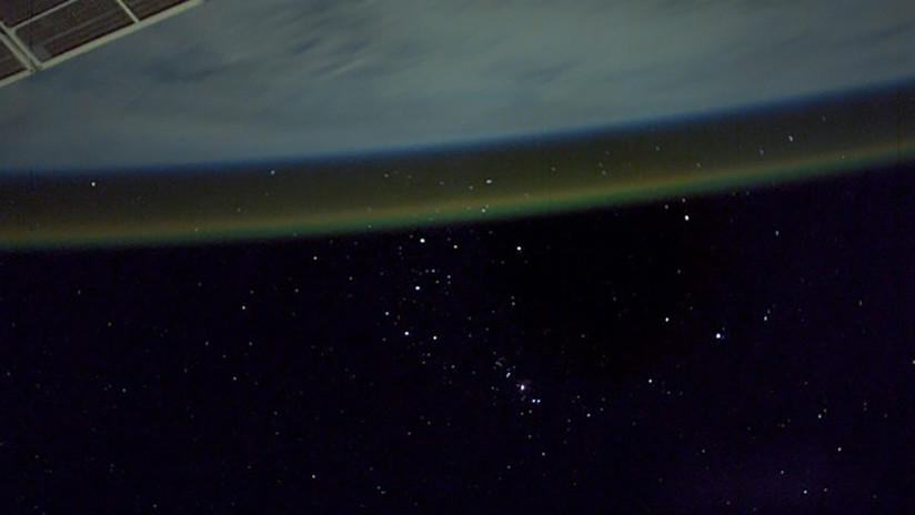 FOTO: Un astronauta de la EEI capta la Tierra envuelta en una misteriosa luz naranja