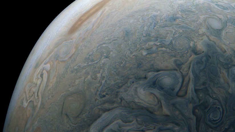 FOTO: La sonda espacial Juno de la NASA fotografía un "delfín" surcando las nubes de Júpiter