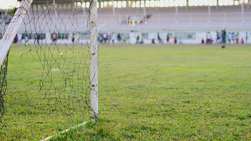 VIDEO: Un padre empuja a su hijo de 6 años que debutaba en la portería para impedir un gol