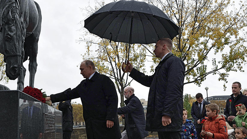 VIDEO: Vladímir Putin deposita flores en el monumento a la Fuerza Expedicionaria rusa en París