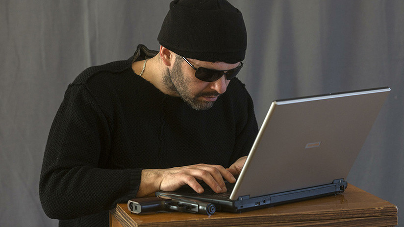 Un delincuente lanza una encuesta en Facebook para que sus amigos decidan si debe seguir a la fuga