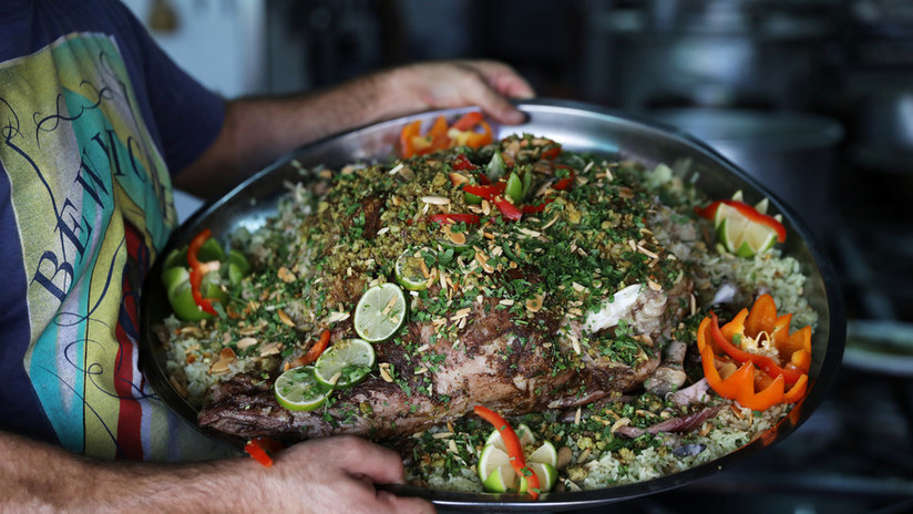 Mata y desmiembra a su novio por celos y lo cocina con arroz, y luego queda atrapada