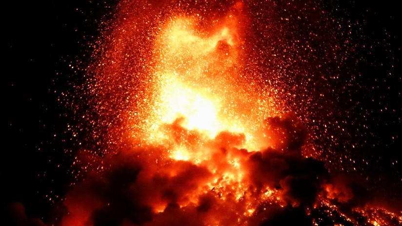 FOTOS: Se registran dos fuertes explosiones en el volcán de Fuego