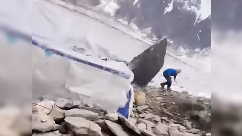 ¡Por los pelos! Escalador se libra de una muerte segura al esquivar enorme roca desprendida (VIDEO)