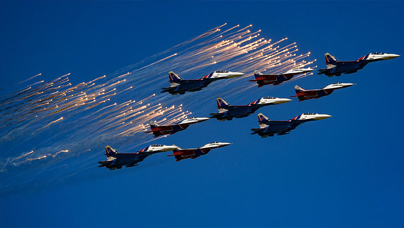 VIDEO: El majestuoso pilotaje de los míticos 'vencejos' rusos en Irán desde la cabina