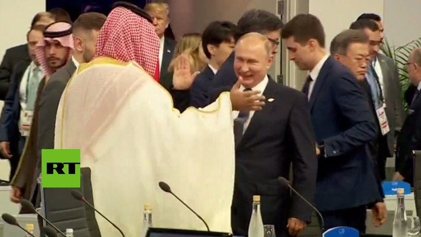 Putin saluda de modo amistoso a Mohamed bin Salmán y no estrecha su mano con Trump (VIDEO) 