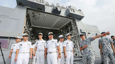 Marineros chinos visitan la fragata RSS Stalwart de la Armada de Singapur durante un ejercicio marítimo en el puerto militar en Zhanjiang (China), el 24 de octubre de 2018.