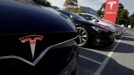 Un Tesla Model X junto a un Model S en un concesionario de Tesla en Sídney (Australia),  el 31 de mayo de 2017.