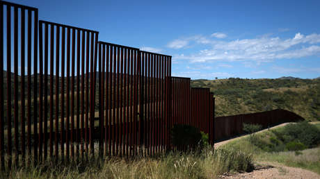 Vallas en la frontera de EE.UU. con México, vistas desde la parte estadounidense, en Nogales, Arizona.
